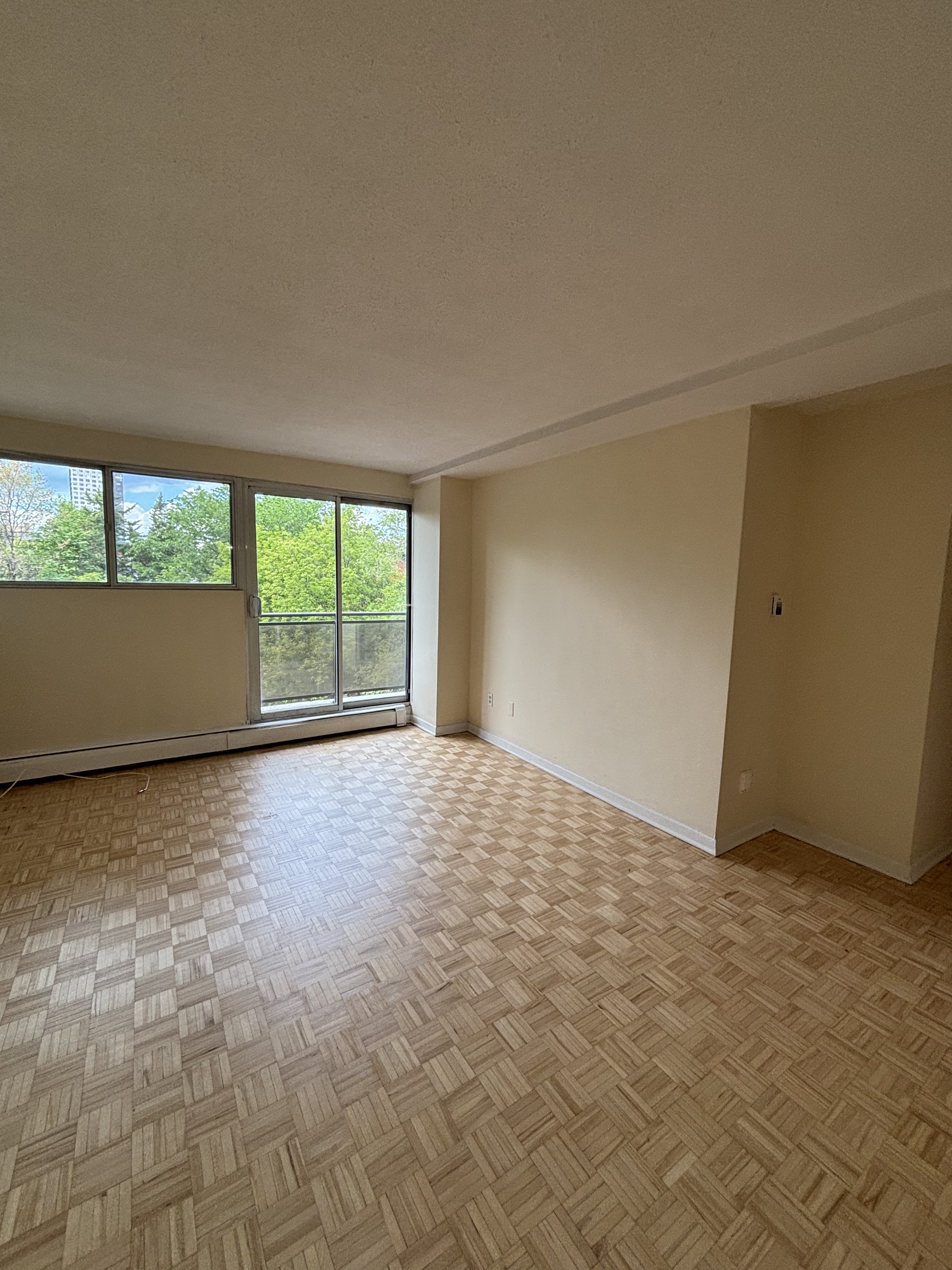 345 laurier Avenue East, 306
