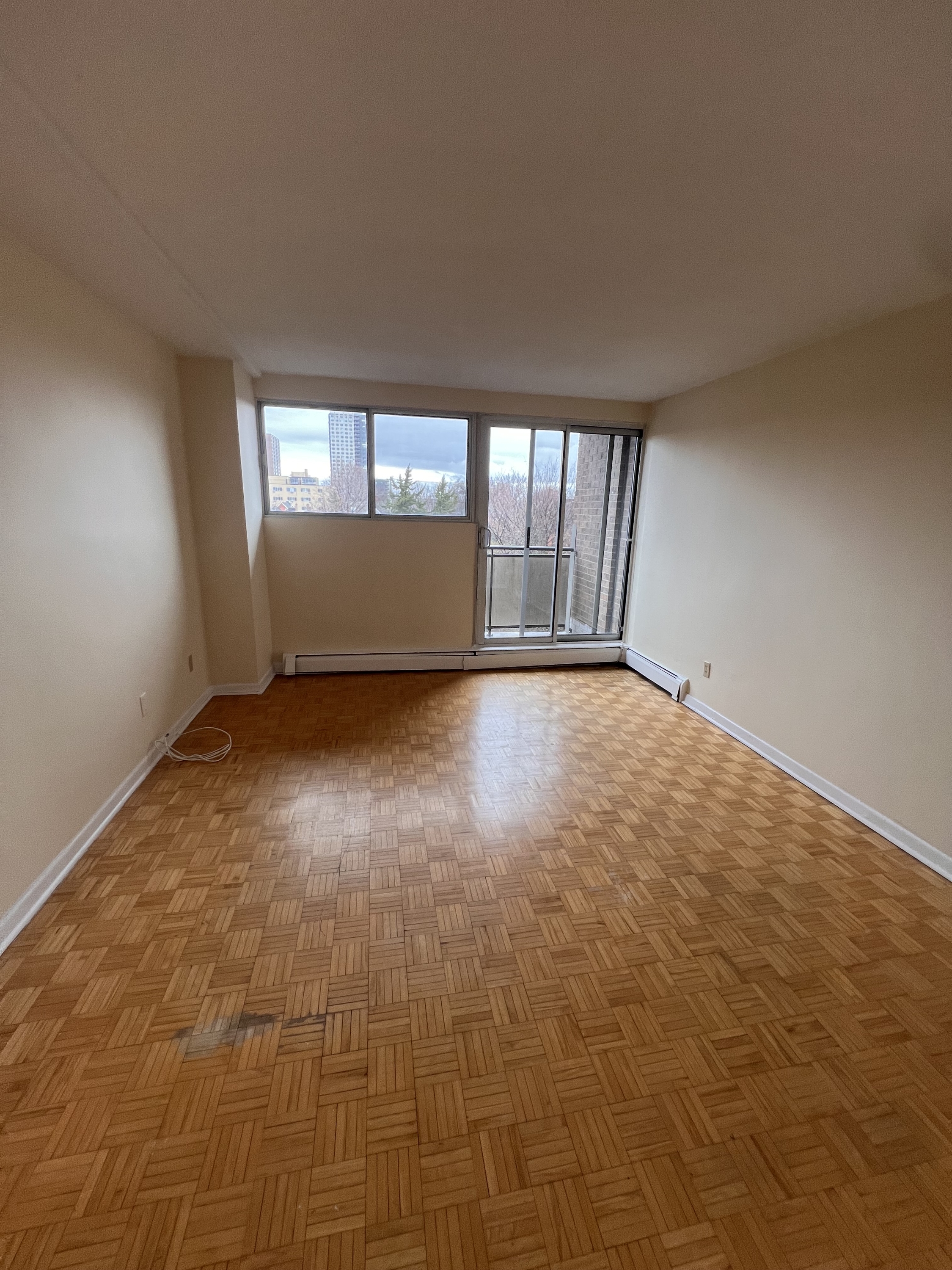345 laurier Avenue East, 404