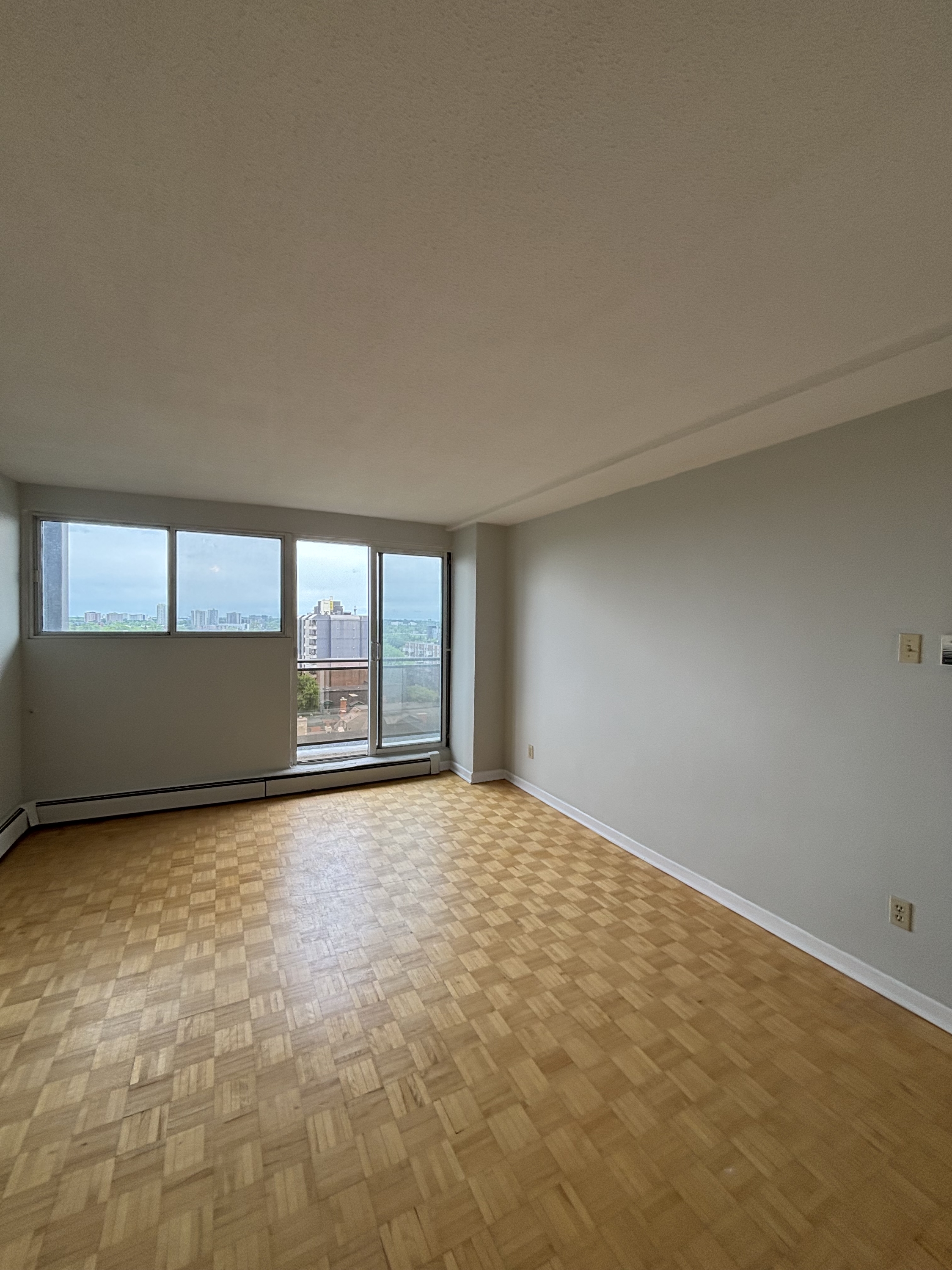 345 laurier Avenue East, 1001